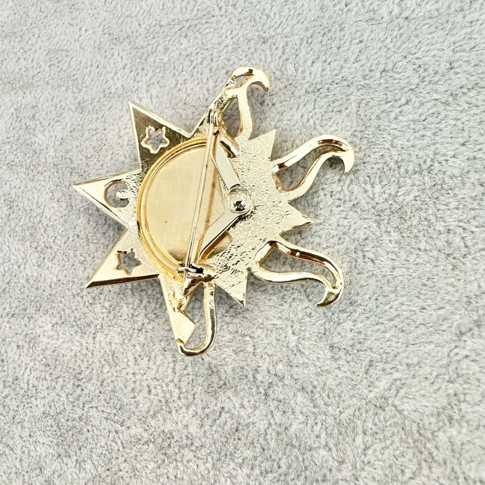 Vintage 1980's Unsigned JJ Brush And Shinny Gold Tone Sun Moon And Stars Brooch - Picture 5 of 5